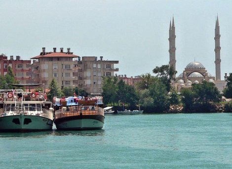 Pohled od řeky na město a hlavní mešitu